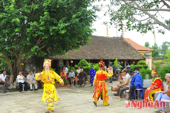 Vở tuồng biểu diễn ngay trước sân chùa cổ Kẻ Gám, gợi cảm xúc mạnh mẽ với người xem