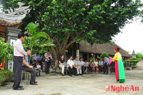 Âm thanh các làn điệu chèo vang vọng khắp vùng chùa cổ 