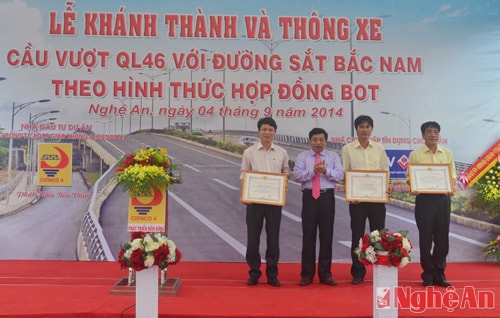 Lãnh đạo Bộ GTVT và UBND tỉnh Nghệ An tặng bằng khen cho các tập thể và cá nhân có thành tích xuất sắc trong quá trình thi công cầu vượt.