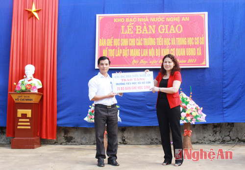 Đại diện Kho bạc Nhà nước Nghệ An trao quà tặng cho trường tiểu học