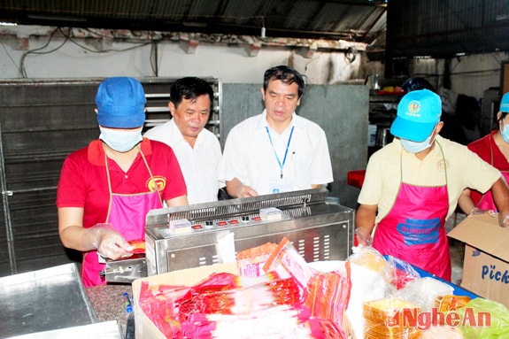 Kiểm tra cơ sở sản xuất bánh Hương Phúc