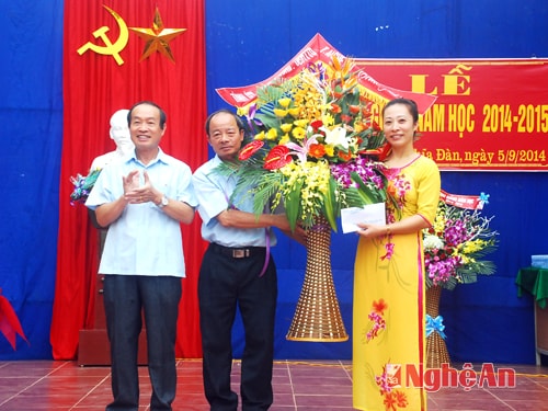 Ông Lương Quang Kình- UVBTV tỉnh ủy tặng quà nhà trường