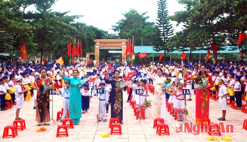 Cô và trò trong ngày khai giảng