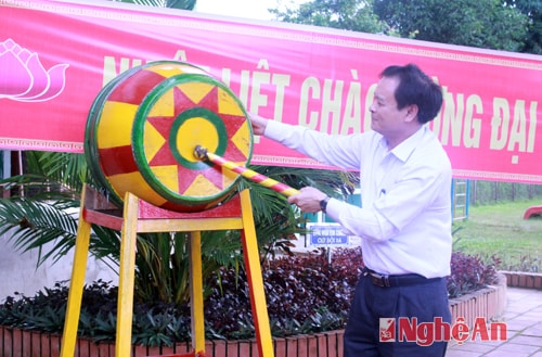 Đồng chí Hồ Phúc Hợp đánh trống khai giảng.