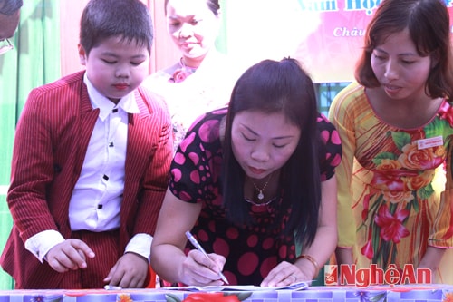 Cô và trò nhà trường ký cam kết thu đua dạy tốt, học tốt