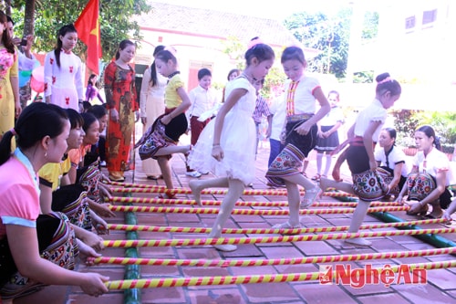 Tiết mục nhảy sạp của cô và trò, phụ huynh học sinh sau lễ khai giảng.