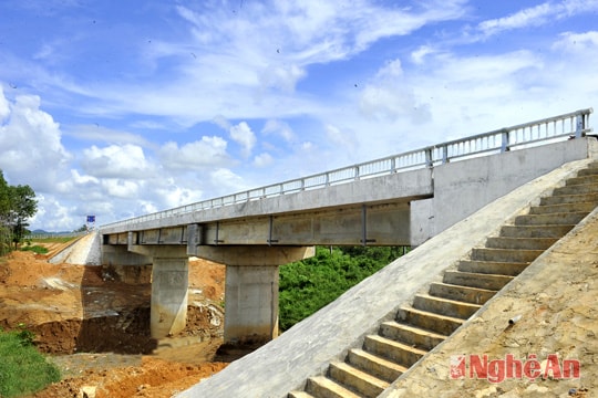 Cầu khe Ang vừa được hoàn thành và đưa vào sử dụng.