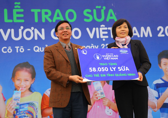 Bà Bùi Thị Hương - Giám đốc Điều hành Vinamilk trao tặng bảng sữa tượng trưng cho trẻ em Quảng Ninh.