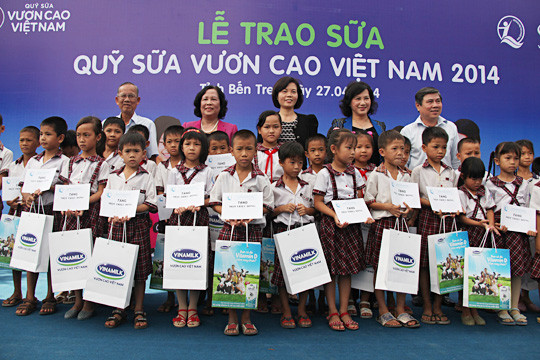 Đại diện Quỹ sữa “Vươn Cao Việt Nam” trao tặng sữa cho trẻ em nghèo huyện Ba Tri, Bến Tre.