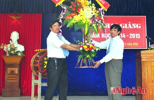 Đồng chí Lưu Đức Thuyên thay mặt Tỉnh ủy, HĐND, UBND tỉnh tặng lẵng hoa cho nhà trường.