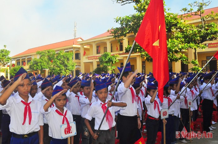 Chào cờ trong lễ khai giảng tại Trường THCS Lê Xuân Đào (xã Hưng Lĩnh, Hưng Nguyên).