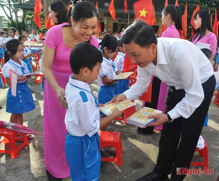 Đồng chí Lê Quang Huy - Phó Bí thư Tỉnh ủy tặng quà cho học sinh lớp 1 - Trường Tiểu học Thị trấn Con Cuông.