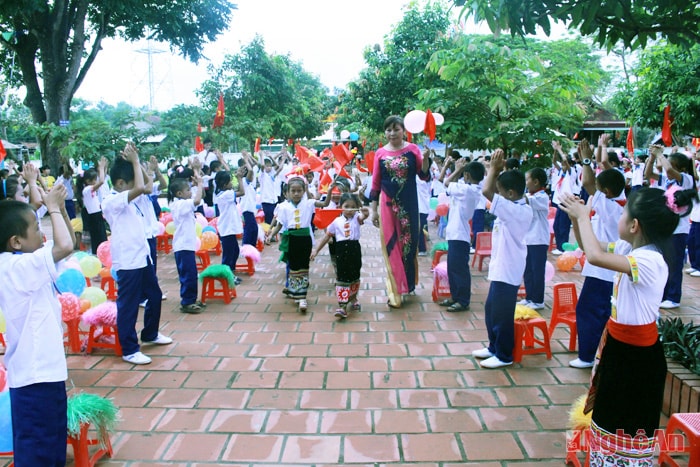 Chào đón các em học sinh lớp 1 ở Trường Tiểu học Châu Hội 1. Ảnh: Thanh Nga