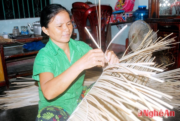 Bà Nguyễn Thị Thuyết say sưa với nghề đan lát. 