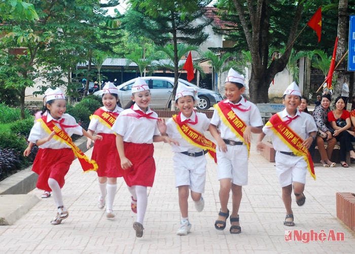 Niềm vui chào đón năm học mở ở Trường Tiểu học Thị trấn Nghĩa Đàn. Ảnh: Thu Hương