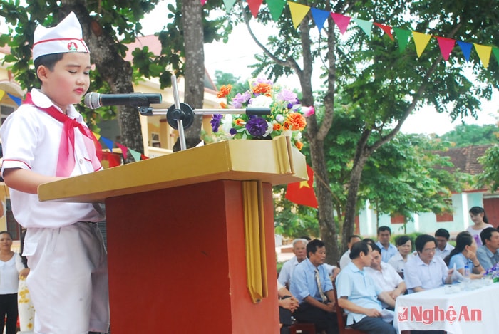 Em Nguyễn Tiến Đạt thay mặt học sinh Trường Tiểu học Thị trấn Nghĩa  Đàn đọc lời hứa quyết tâm học tập tốt. Ảnh: Thu Hương