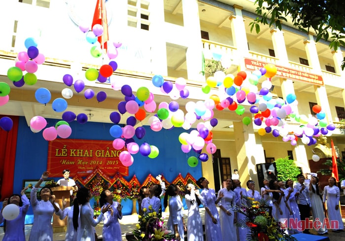 Thả bóng bay trong lễ khai giảng tại Trường THPT Lê Viết Thuật (TP. Vinh). Ảnh: Sỹ Minh