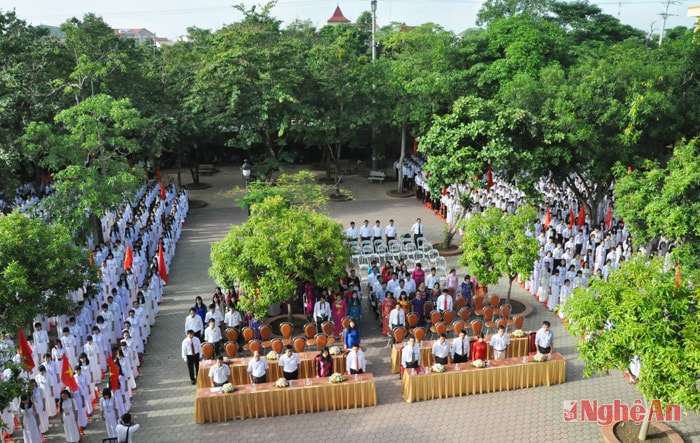 Lễ chào cờ trong ngày khai giảng tại Trường THPT Chuyên Phan Bội Châu (TP. Vinh). Ảnh: Hữu Nghĩa