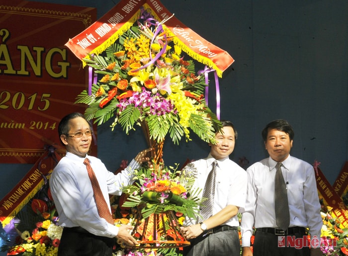 Đồng chí Trần Hồng Châu - Phó Bí thư Tỉnh ủy, Chủ tịch HĐND tỉnh tặng hoa chúc mừng thầy - trò Trường THPT Lê Viết Thuật (TP. Vinh). Ảnh: Sỹ Minh