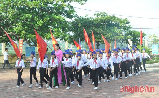 Đón chào học sinh lớp 6.