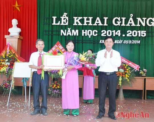 Đồng chí Thái Thanh Quý - Bí thư Huyện ủy Nam Đàn trao giấy chứng nhận trường đạt chuẩn cấp độ 3 của Sở GD&ĐT cho nhà trường.