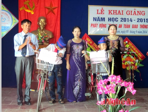 Lãnh đạo Trường Tiểu học Đỉnh Sơn tặng quà cho 2 em học sinh mồ côi