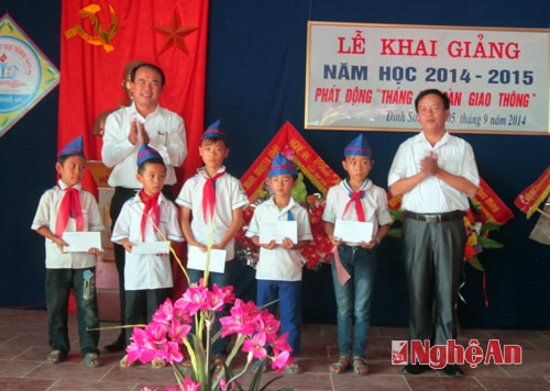 Lãnh đạo huyện trao quà cho các em học sinh đặc biệt khó khăn