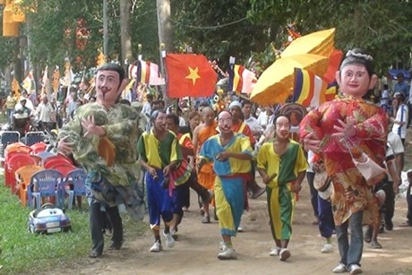 Đoàn diễu hành xung quanh Ao Bà Om trong lễ hội Ok-Om-Bok.