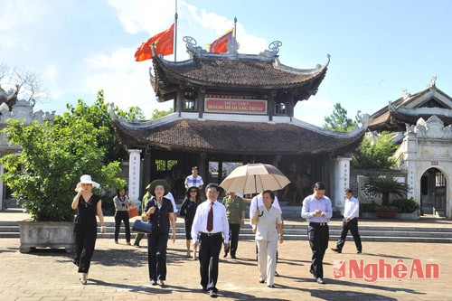 Phó Chủ tịch nước và lãnh đạo tỉnh thăm Đền thờ Quang Trung