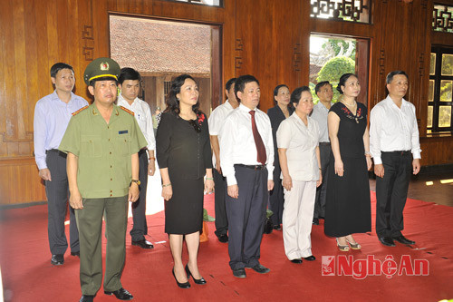 Tưởng niệm Chủ tịch Hồ Chí Minh