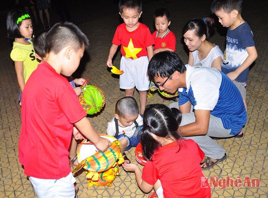 Thắp sáng đèn Trung thu chuẩn bị cho đêm vui.