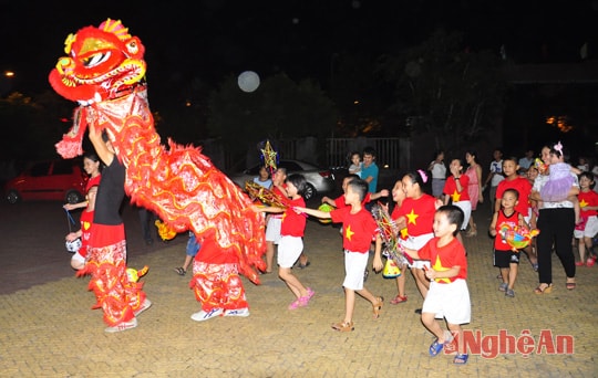 Diễu hành rước đèn Trung thu.