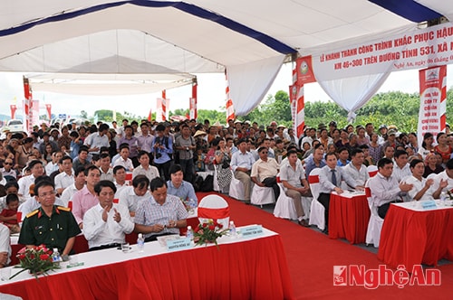 Các đại biểu và đông đảo nhân dân dự lễ khánh thành cầu Khe Ang