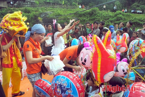 Tết Trung Thu ở bản Huồi Mới 1, xã Tri Lễ, huyện Quế Phong. Ảnh: T.C