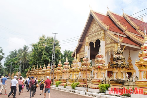 Cán bộ, phóng viên Báo Nghệ An thăm chùa That Luang ở Viêng Chăn (Lào).
