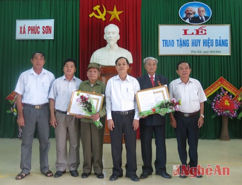 Lãnh đạo huyện đ/c Thái Doãn Hữu, Phó Bí thư Thường trực Huyện ủy Anh Sơn trao tặng huy hiệu 65 năm tuổi Đảng của BCH Trung ương cho đồng chí Đặng Đình Đôn, Nguyên Bí thư Huyện ủy Anh Sơn và đồng chí Đặng Quang Đạo, đảng viên chi bộ 6