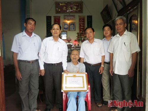 Đồng chí Thái Doãn Hữu, Phó Bí thư Thường trực Huyện ủy đến tận gia đình trao tặng huy hiệu 50 năm tuổi Đảng của BCH Trung ương cho đồng chí Nguyễn Minh Đức, đảng viên chi bộ 7