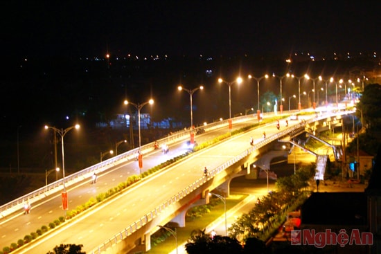 Cầu vượt đường sắt Bắc Nam trên Quốc lộ 46 về đêm. Ảnh:  Trần Hải