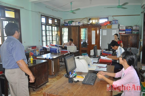 Kiểm tra quân số và giờ giấc làm việc tại Phòng Nông nghiệp huyện Tân Kỳ