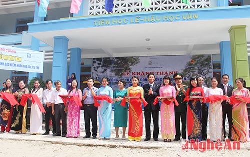Cắt băng khánh thành Trường Tiểu học Vĩnh Thành