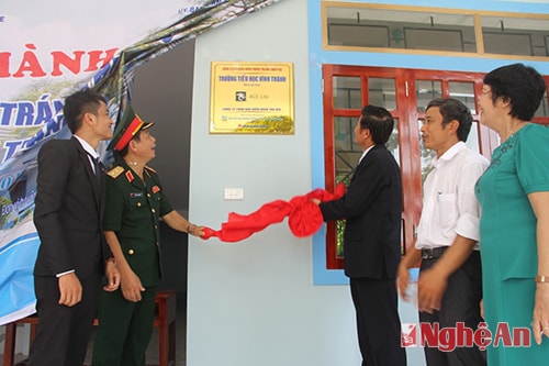 Đại diện 3 đơn vị gắn bảng đồng tài trợ công trình