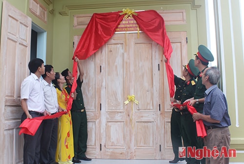 Lãnh đạo chỉ huy cơ quan Sư đoàn, Trung đoàn cũng lãnh đạo chính chuyền địa phương và gia đình làm lễ cắt băng khánh thành