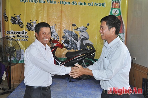 Ông Trần Quốc Tuấn – Phó giám đốc Công ty CP Bia Sài Gòn – Nghệ Tĩnh chúc mừng khách hàng trúng giải nhất.