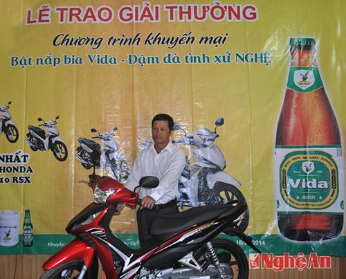 Người trúng giải nhất vui mừng bên chiếc xe máy HONDA Wave 110 RSX