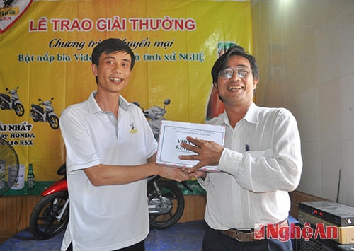 Lãnh đạo Công ty CP Bia Sài Gòn – Nghệ Tĩnh trao các giải cho các khách hàng may mắn trúng thưởng