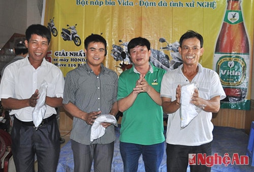 Lãnh đạo Công ty CP Bia Sài Gòn – Nghệ Tĩnh trao các giải cho các khách hàng may mắn trúng thưởng