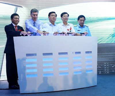 Các đại biểu thực hiện nghi lễ khai trương dịch vụ bay thủy phi cơ.