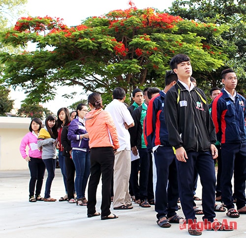 Công Phượng cùng các bạn học trong giờ ra chơi trước sân trường