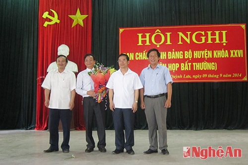 Lãnh đạo huyện, Giám đốc Sở TN&MT tặng hoa chúc mừng đồng chí Hoàng Danh Lai