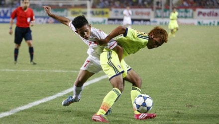 Dù quyết tâm nhưng U19 Việt Nam (áo trắng) không đòi được 